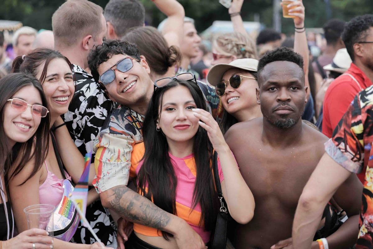 Un groupe d’amis réuni dans le public d’un festival
