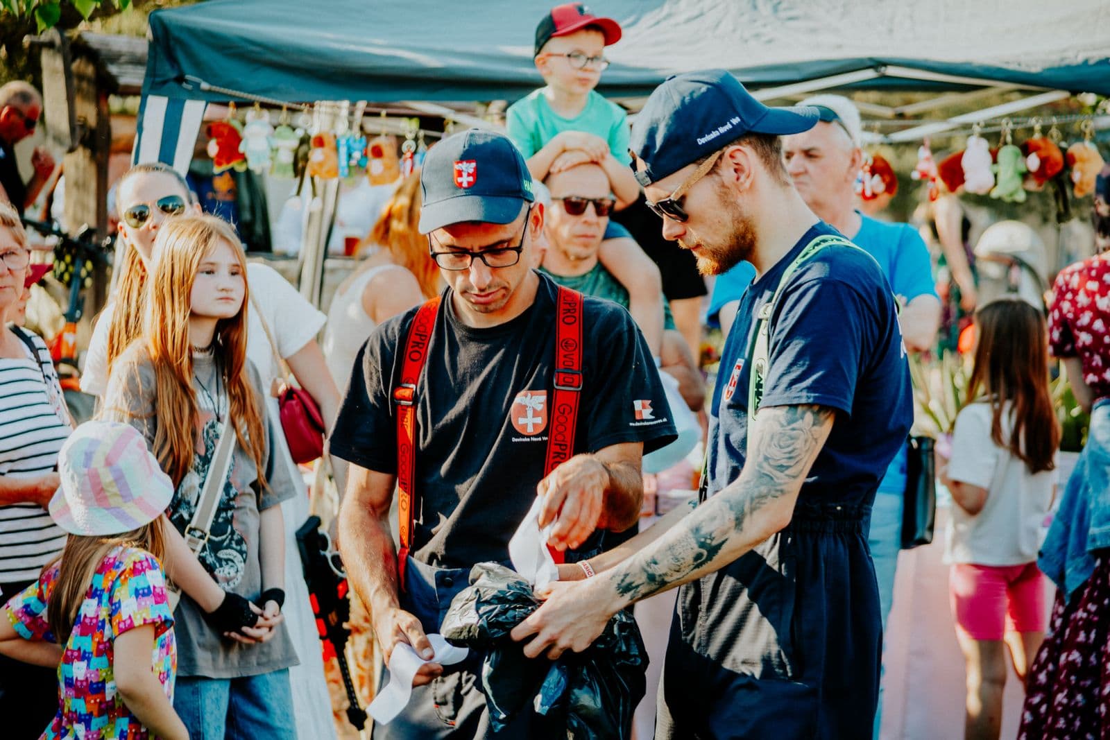 Des familles réunies autour d’un stand lors d’une fête en plein air